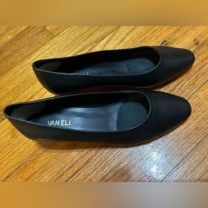 Vaneli Size 8.5 W Black Leather Pump W/Low Heel